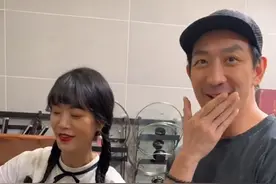 李灿森现身豪宅吃大餐，鲍鱼燕窝海参摆满桌，喝到满脸通红太尽兴图片