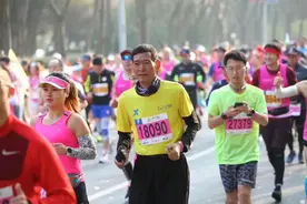 16年安徽53岁男子患癌，诊断能活仨月，他抗癌4年跑了61场马拉松图片