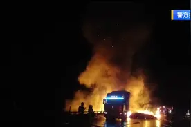 多部门连夜救援！轮胎爆炸出现明火，拖挂车30多吨木材被引燃图片