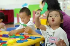 单亲妈妈每天带孩子玩，孩子上学后智力惊人，连老师都赞不绝口图片