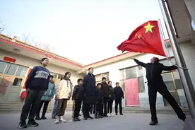 为执行任务12年没回家过年！今年春节，“中国最帅升旗手”张自轩和父母团圆了图片