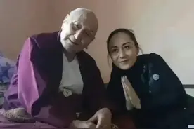 61岁李连杰和63岁利智近照曝光，难敌岁月，老成了难以想象的模样图片