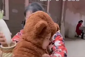 搞笑！妈妈带儿子去菜市场买菜，卖菜阿姨看孩子可爱送了一个萝卜图片