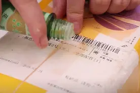 花露水滴在手机上，效果太神奇了，滴一滴，一年能省不少钱图片