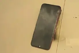 女子手机放枕边突然冒烟自燃，网友：修过是重点，可能是电池问题图片