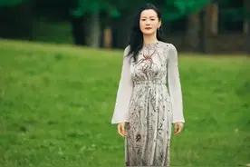 53岁最低调影后近况曝光，结婚20年不生子，身价上亿，租房住马场，网友：活得太飒了！图片