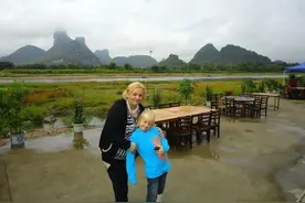 这位在中国生活了20年的芬兰妈妈，为何“一怒之下”，放弃事业带女儿回国读书？图片