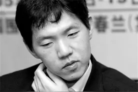 韩国围棋大师李昌镐，师母亲自为他系鞋带：他不懂人类的生活图片