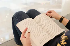 想读研可以考在职研究生吗，能不能拿到学校的毕业证？图片