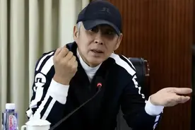 陈道明参加会议，穿运动服出席被批不正式，主动为成龙让位显低调图片