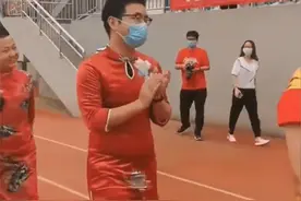 高考在即，男老师们组团穿旗袍走秀为高考生解压：寓意旗开得胜图片
