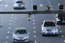 为什么开车经过电子眼时，总会被闪一下？图片