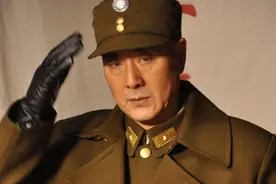 国家一级演员晒农村生活，街头喝3元啤酒配花生，住山上喝泉水图片