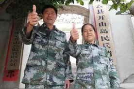 夫妻俩在孤岛上驻扎了32年，环境恶劣。不辞辛苦将荒岛改成绿地图片