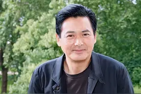 网友偶遇67岁影帝吃饭，两鬓斑白身形削瘦，两腿肌肉明显身高瞩目图片