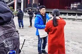 吴奇隆现身贵州拍综艺，外形硬朗不输当年，网友：想不到年过半百图片