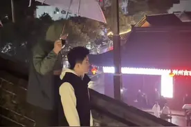 一个人感动一座城！董宇辉荆州冒雨直播，丈母娘雨中暖心等候图片