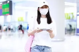 李小冉大婶年纪少女身材，穿五分裤配t恤减龄又高级，素颜仍惊艳图片