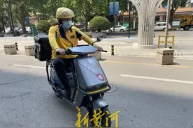 外卖小哥的防暑秘笈：冰水、冰袖、脸基尼齐上阵，1L水壶喝8壶图片