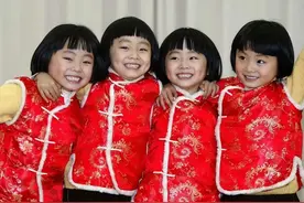1999年女士生了4胞胎，6个大人手忙脚乱，最怕的事让人哭笑不得图片