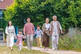 年过六十，悟透兄弟姐妹相处的三个原则，家庭更和睦图片