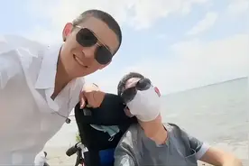往返一万五千公里！90后小伙辞职后，带渐冻症母亲自驾旅行图片