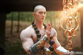 顶着光头的壮硕男模特儿火了，网友说：可以请他还俗吗？图片
