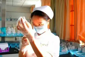 20年广西女护士杀害医生案被审判，父亲泪流满面：她杀人是被逼的图片