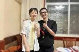 吴越瘦得好厉害！身材单薄体态孱弱，发量稀疏发际线后退真显老了图片
