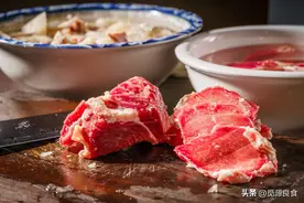 冰箱里的冻肉，不管肉多硬，有白醋和八角，就能快速解冻还没腥味图片