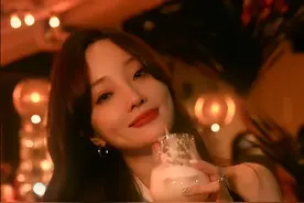 李小璐现身酒吧拍广告，留大波浪穿短裙秀美腿，助理蹲地帮忙穿鞋图片
