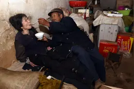 20元彩礼娶回瘫痪妻子，用汤匙喂养了49年，86岁大爷：是我的福气图片