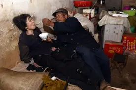 20元彩礼娶回瘫痪妻子，用汤匙喂养了49年，86岁大爷：是我的福气图片