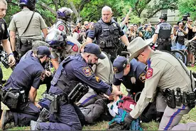 美军警介入升级，首次动用橡胶弹及电击铁血镇压抗议学生！香港青年：终于认清了美西方的险恶和丑陋！图片