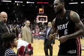 为何NBA球星那么有钱，但是送球鞋给球迷 会把鞋垫拿出来？图片