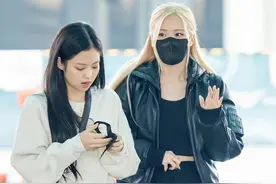 Jennie甜酷风穿搭太绝了！运动套装配拖鞋，面对镜头一点不慌图片