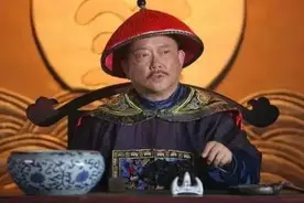 《乾隆王朝》中的和珅，两种完全不同的角色，哪一个才更接近历史图片