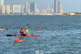 太危险！5名游客在厦门玩“跳水入海”！一人脚掌血流不止……图片