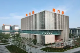 重庆造｜撒贝宁赛力斯造车记→从一块钢板到一辆整车图片