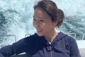 玉女黎姿无惧素颜，50岁真面目近距离曝光，肌肤白皙状态好图片