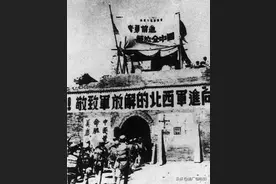 1950年，为清除西北“匪患”，我军出动上万官兵、坦克和装甲车图片