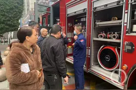 逃生绳结怎么打？灭火器怎么用？“蓝朋友”们现场教图片