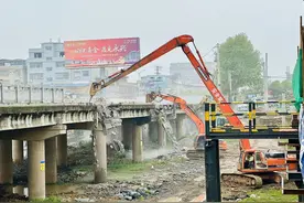 湖北阳新：历经56年的八一大桥正式拆除图片