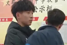 （视频）@太原人，可爱！男同学因抢橘子打架被罚抱在一起，老师：抱了2分钟两人都笑了图片