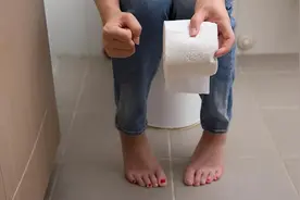 放屁多，是胃里的空气多吗？医生：并不是，应注意这5种疾病图片