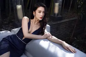 豪门儿媳黄圣依穿衣服真不让人省心，沟壑的V领裙装，太显身段图片
