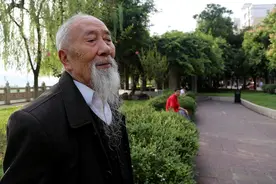 80岁大爷说出心里话：换过两个保姆后才知道，晚年养老要依靠谁图片