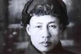 他当上军政委带妻儿回老家，多年不见，哥哥见到后有点不知所措图片
