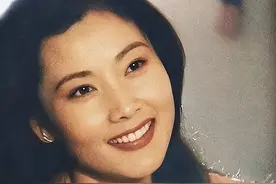 裸婚嫁给帅气初恋，丁克10年后生下儿子，被宠爱34年的何赛飞美丽依旧图片