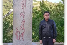 前央视主播张宏民爬长城，穿皮衣肚腩明显，说话中气十足不似61岁图片